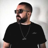 دانلود آهنگ من در نمیزنم میام با لگد