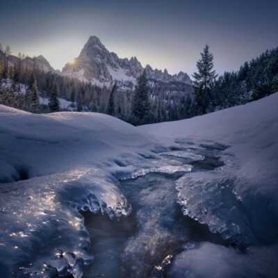 دانلود آهنگ منم منم داری آخه بگو چی کم داری