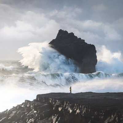 دانلود آهنگ نمیدونم خوشحال باشم یا غمگین اینکه تولدمو آدما میگن تبریک