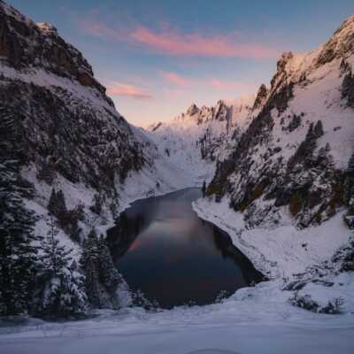 دانلود آهنگ یکی بهش زنگ بزنه بگه زمستون شد