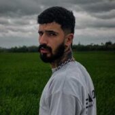 دانلود آهنگ  شنیدم دست روت بلند کرده
